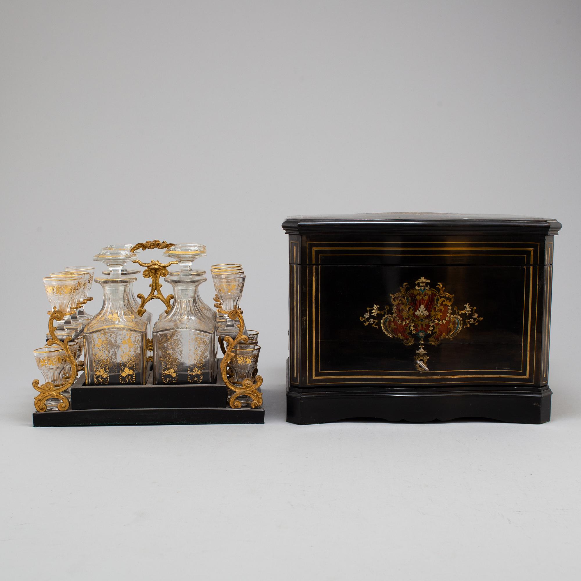 A liquor casket set, late 19th century.