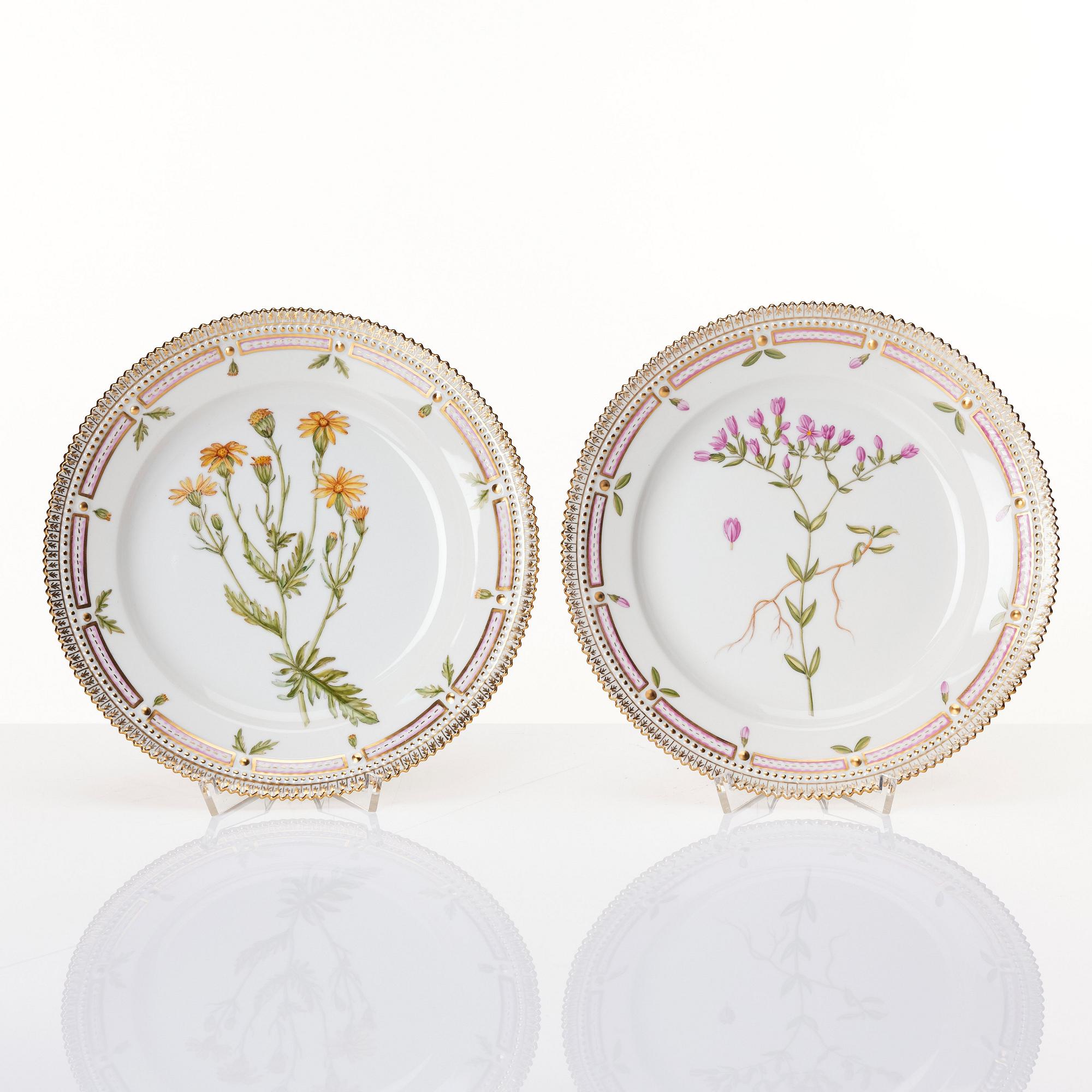 Tallrikar, 12 stycken, porslin. Royal Copenhagen, 'Flora Danica', Danmark, 1900-tal.