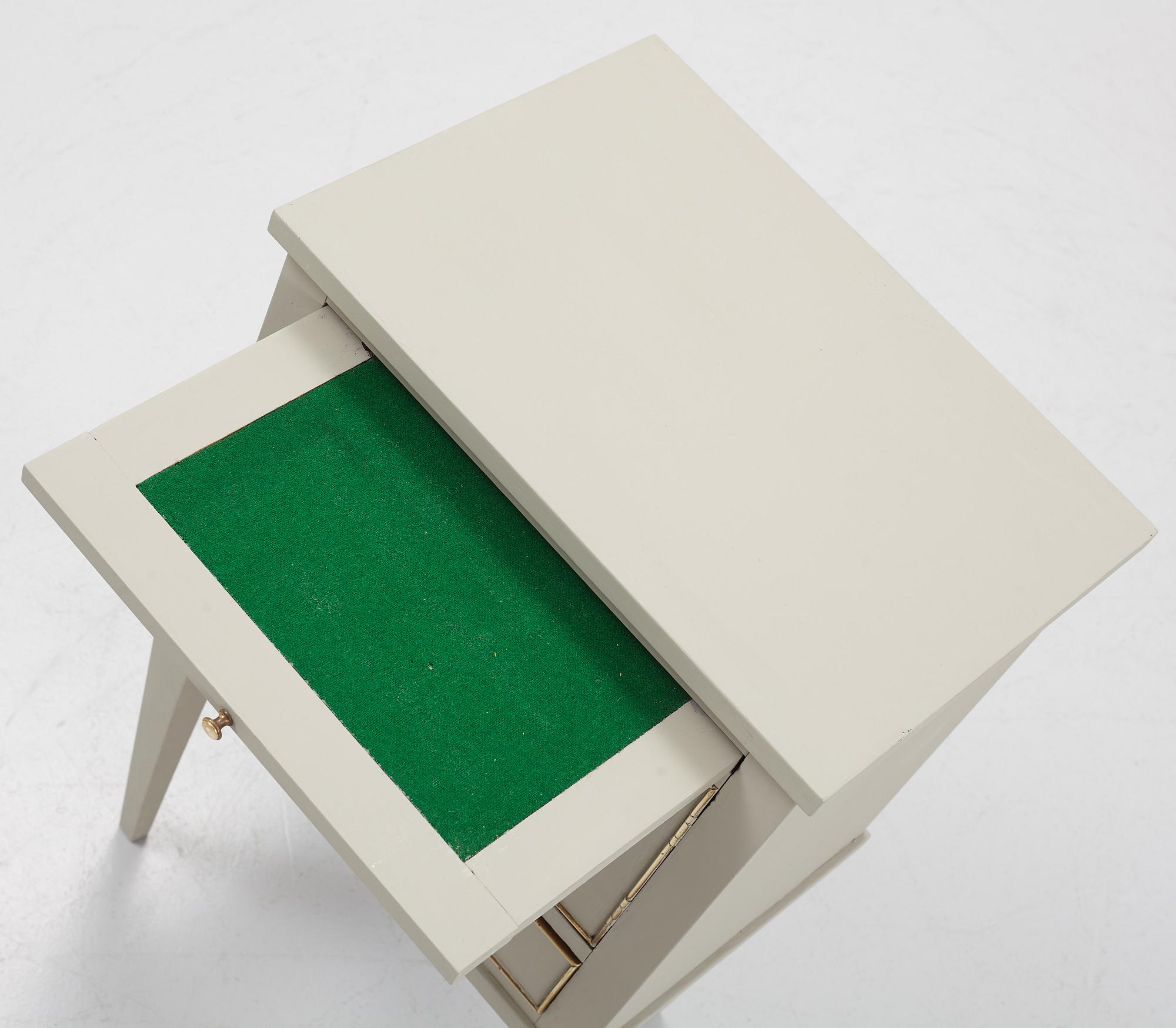 Pottskåp, sengustaviansk stil, 1900-talets första hälft.