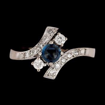 A blue cabochon cut sapphire and brilliant cut diamond ring, tot. app. 0.35 cts.