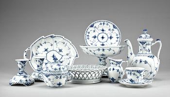KAFFESERVIS, 32 delar. Porslin. "Musselmalet", Royal Copenhagen.