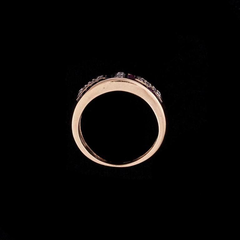 RING, 14K guld, diamanter tot ca 0,10 ct, små smaragder, safirer och rubiner. Totalvikt 5,3 g.