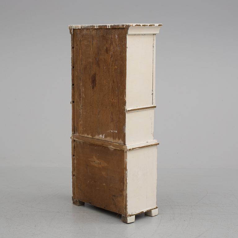 A children's cabinet from the second half of the 19th century.