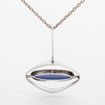 Elis Kauppi, hänge, silver och blå sten. Kupittaan Kulta, Åbo 1961. Med kedja i sterlingsliver.