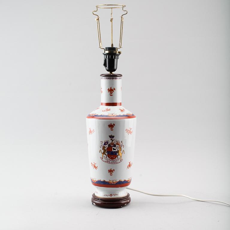 BORDSLAMPA, porslin, 1900-talets andra hälft.