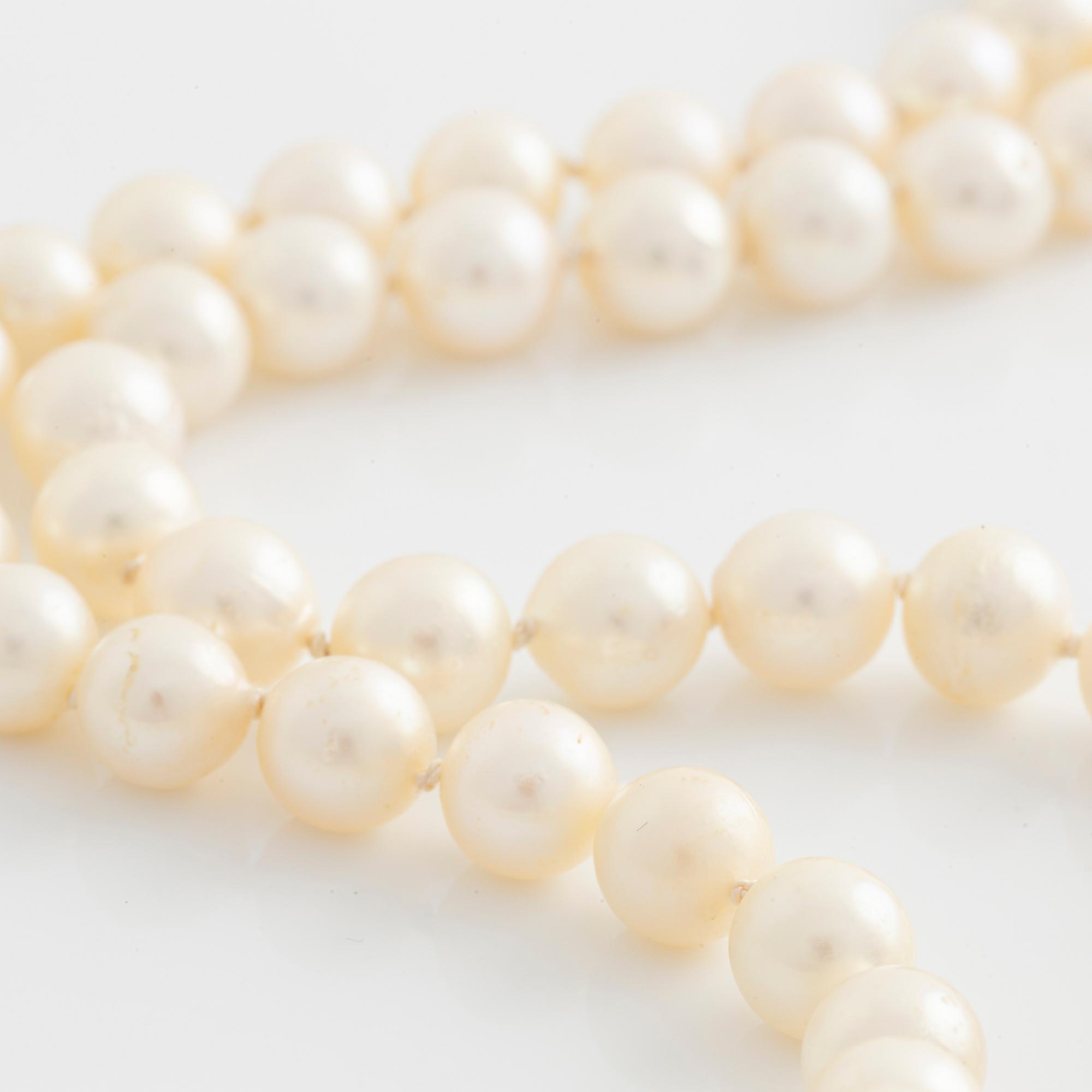 Necklace, double-stranded, cultured pearls, white gold clasp with sapphire and brilliant-cut diamonds.