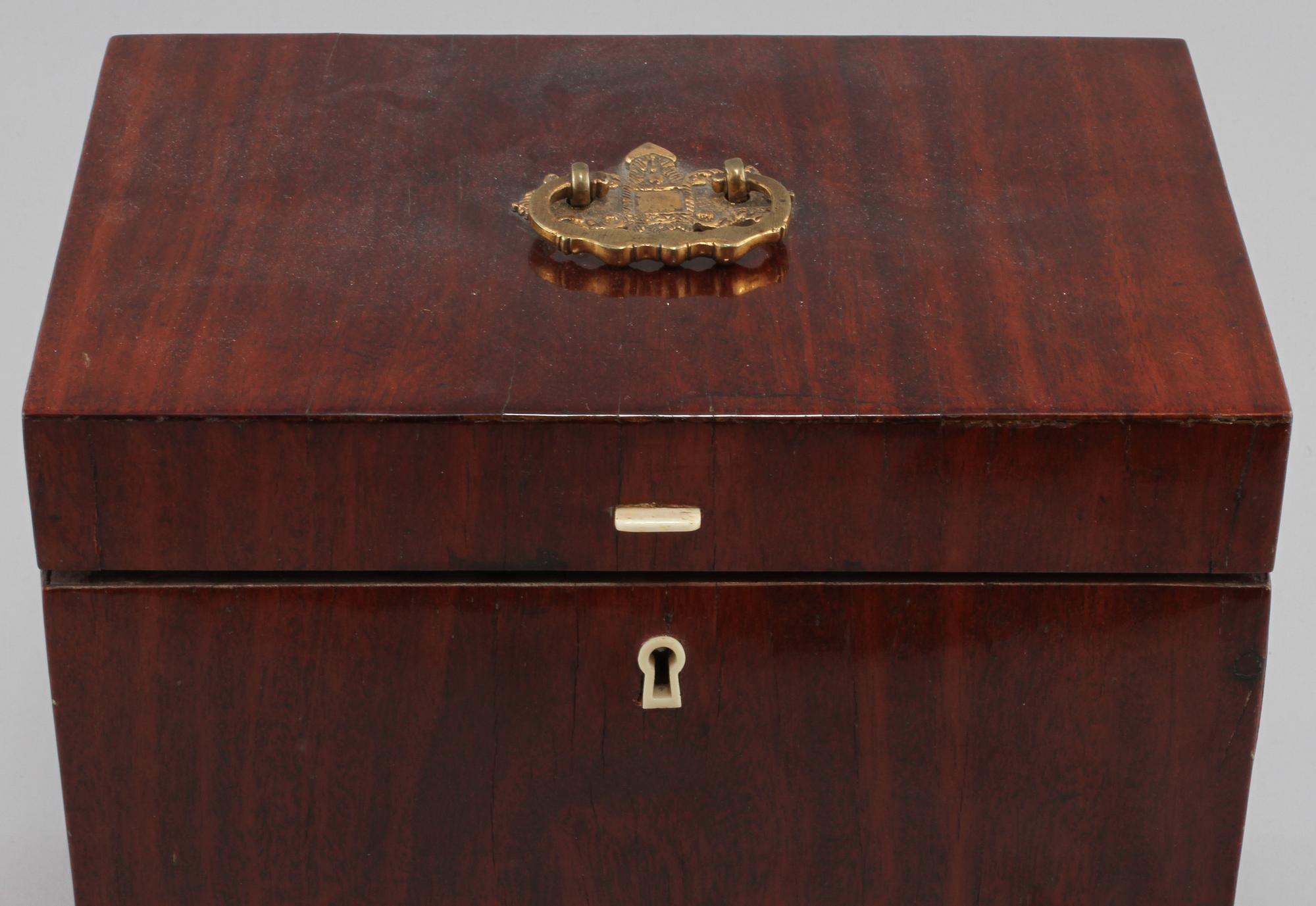 SCHATULL med FLASKOR, 4 st, 1800-tal.
