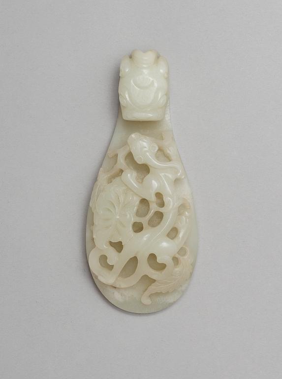A pale green nephrite garment hook, Qing dynasty.