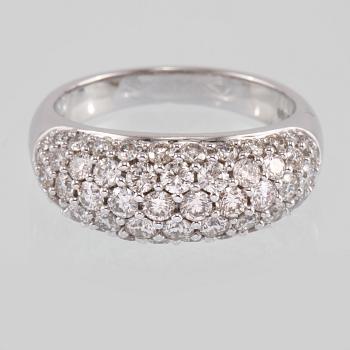 RING, 18k vitguld med 56 briljantslipade diamanter, totalt 1.69 ct. Vikt 7 g.