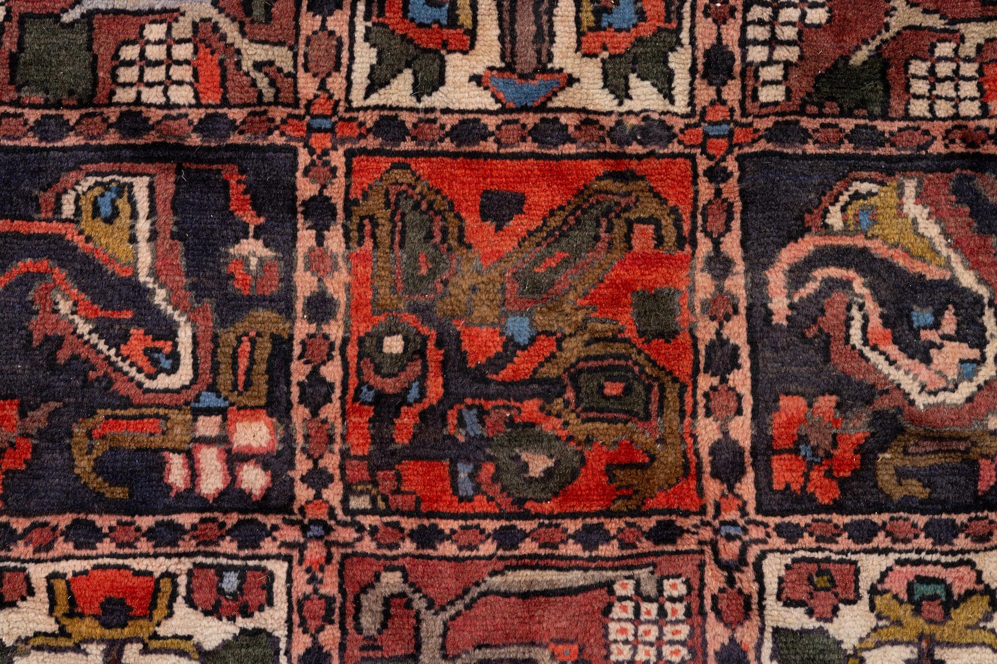 A Bakhtiari carpet a. 290 x 211 cm.