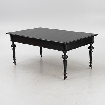 A dining table, early 20th Century.