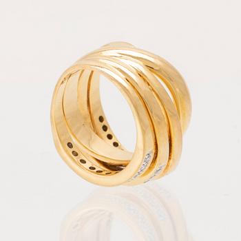 An 18K gold ring set with round brilliant-cut diamonds.