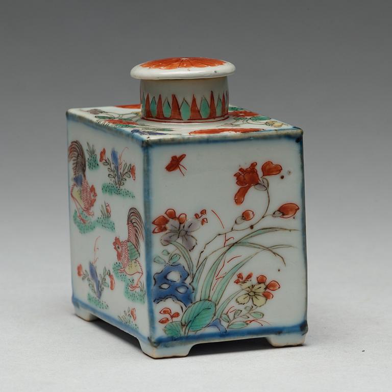 A famille verte porcelain tea caddy with cover, Qing dynasty, Kangxi (1662-1722).