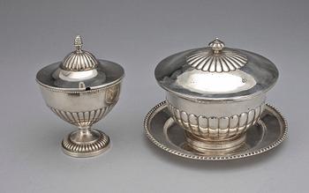 SKÅL samt SOCKERSKÅL, silver, bl a Johan Petter Grönvall, Stockholm. 1840 resp 1912. Total vikt: 861 gram.