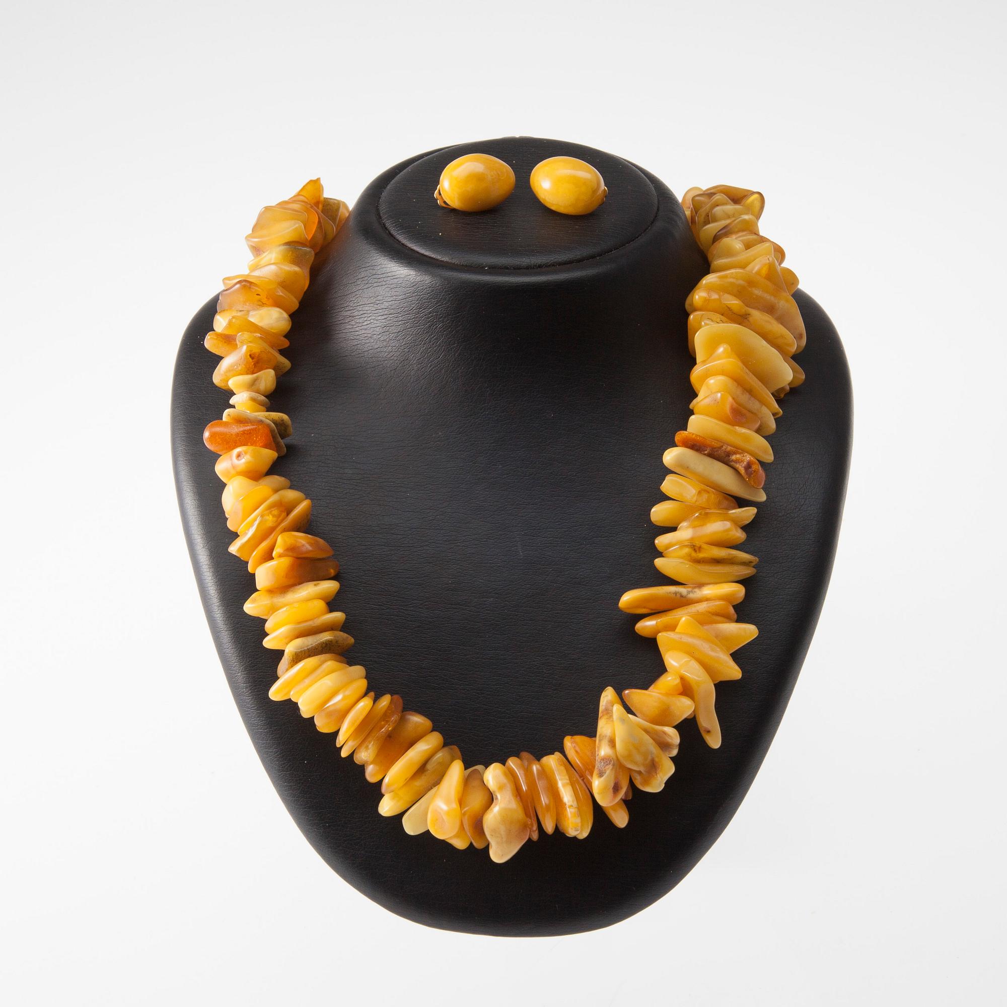 HALSBAND och ÖRHÄNGEN, ett par, bärnsten, 1900-tal.