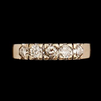 RING, 18 k vitguld med 5 briljanter. Total vikt ca 4 g.