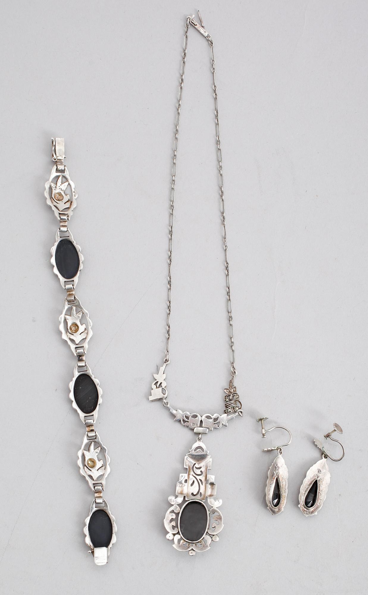 HALSBAND, ARMBAND SAMT ÖRHÄNGEN, 1 par, silver med gagater och markasiter, 1900-talets första hälft.