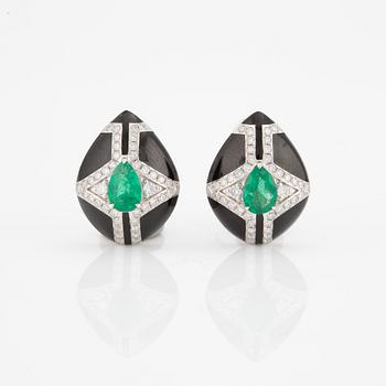 Earrings in 18K white gold with onyx, drop-shaped emeralds, and brilliant-cut diamonds.