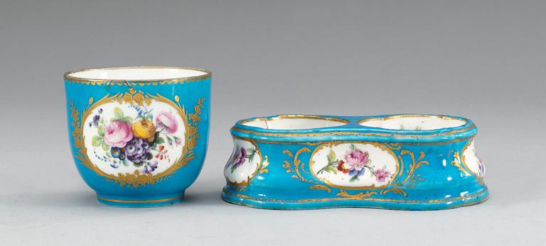 KRYDDKAR samt KOPP, porslin. Frankrike, Sevres, 1700-tal.