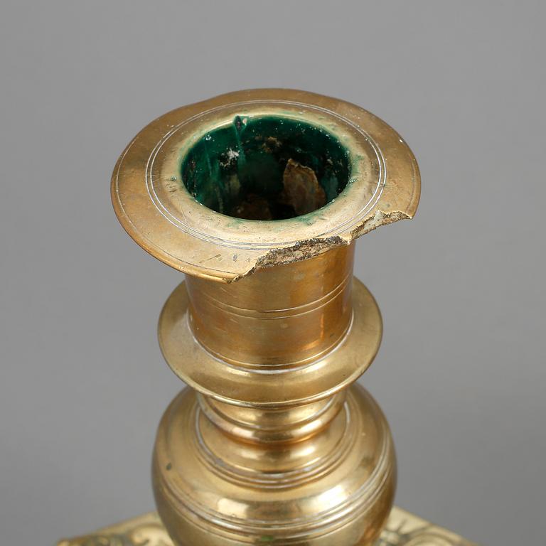 LJUSSTAKAR, 2 st snarlika, barock resp barockstil, 1600-tal resp troligen 1800/1900-tal.