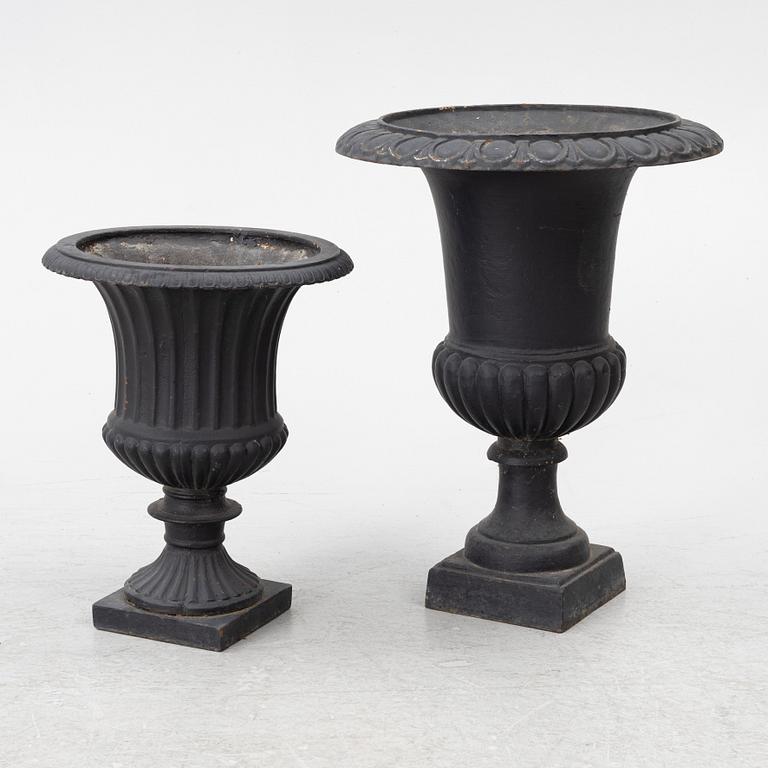 Trädgårdsurnor, 2 st snarlika, 1900-talets andra hälft.