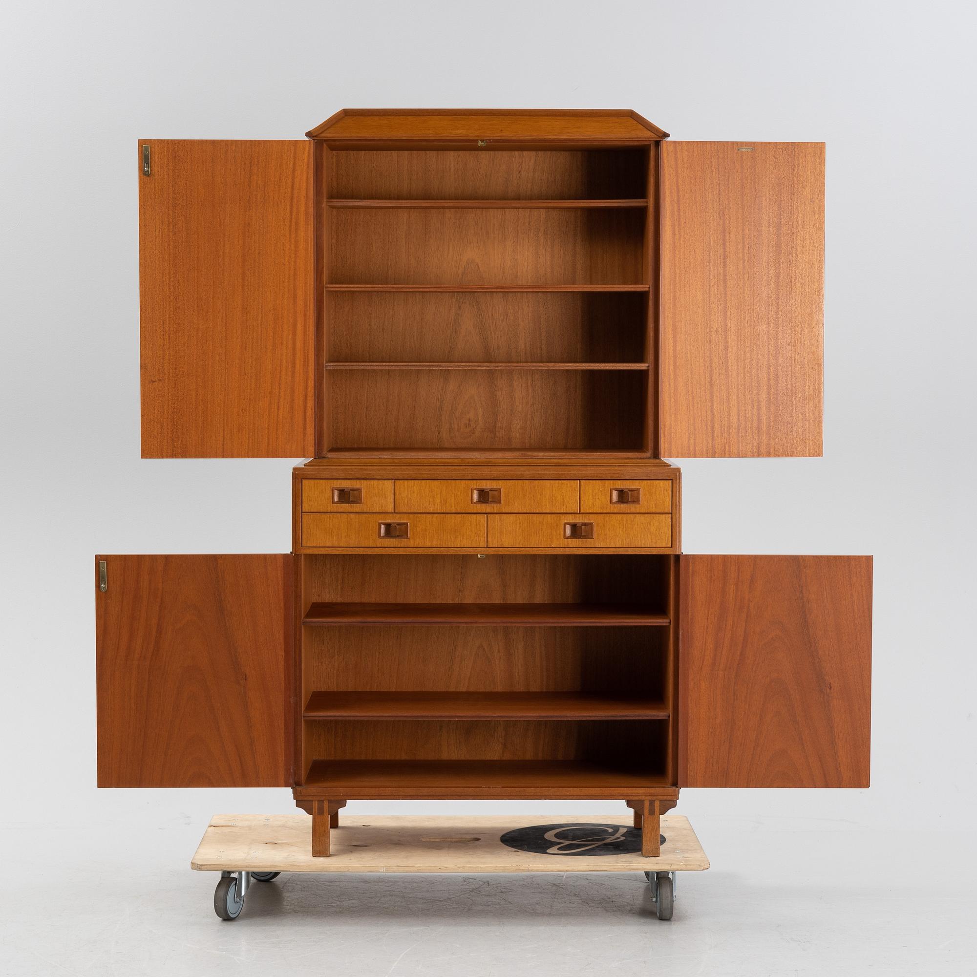 Carl Malmsten, a 'Mittens Rike' mahogany veneered cabinet, Åfors Möbelfabrik, Blomstermåla, dated 1957.