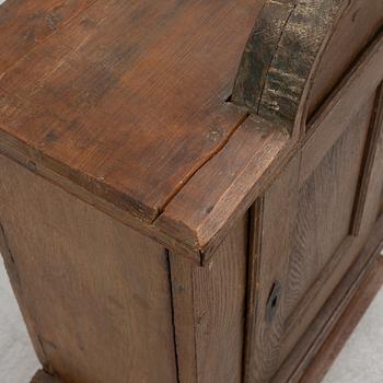 A wall cabinet, 18th/19th century.