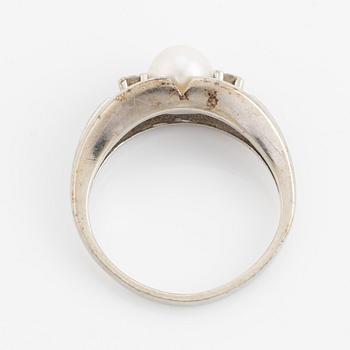Ring med pärla och två briljantslipade diamanter.