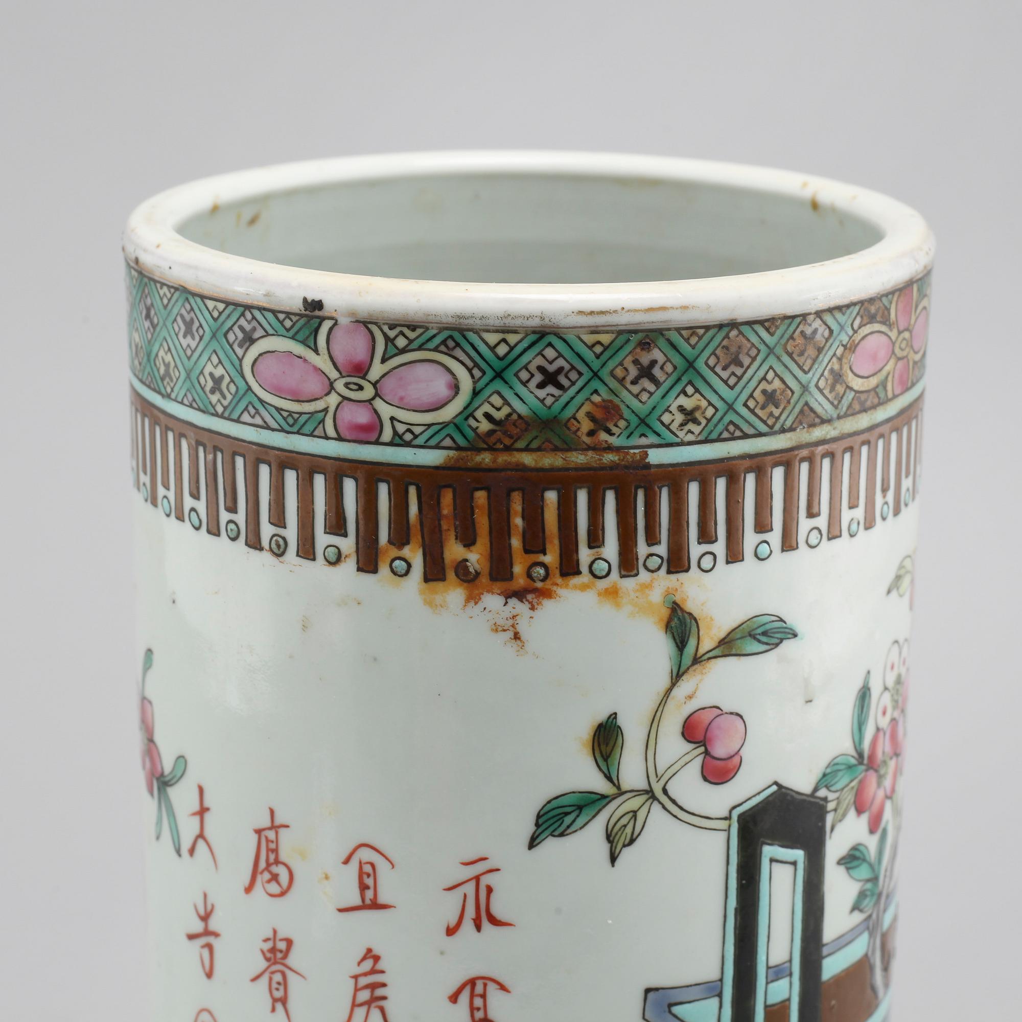 A porcelian chinese vase from the latter half of the 20th century.