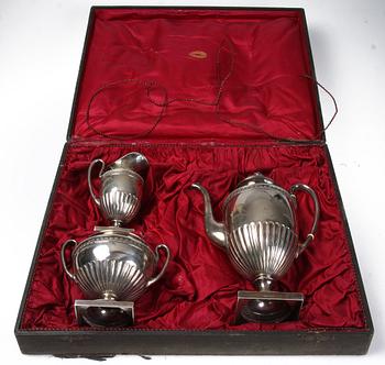 KAFFESERVIS, 3 delar, silver, empirestil, Stockholm, 1899 och 1900. Tot vikt 970 gr.