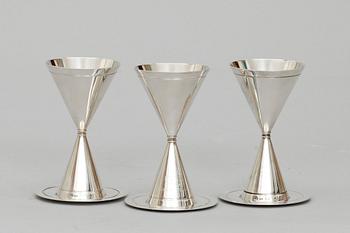 SNAPSGLAS PÅ FAT, 3 st, silver, design Helge Lindgren, K. Andersson, 1948-1953, Stockholm. 405gr.