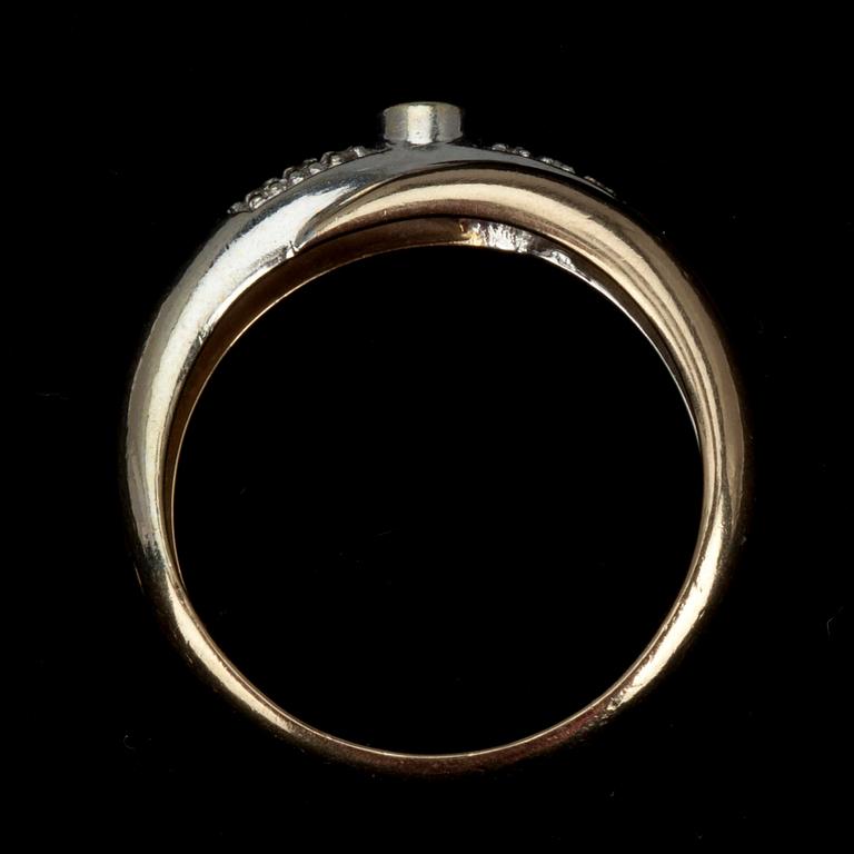 RING, guld 14K, 12 små diamanter samt en större mittsten. 1900-talets slut. Vikt 3,7 g.