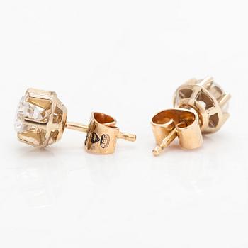 A pair of 14K gold earrings, with brilliant-cut diamonds totalling approximately 1.00 ct. Manu-Koru, Helsinki.
