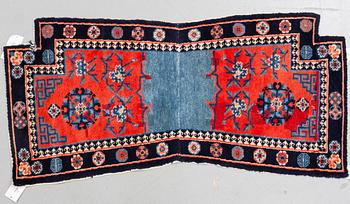 Sadeltäcke/matta, semiantik/old Kina, ca 129 x 63 cm.