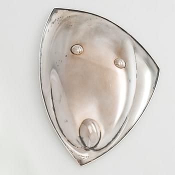 Tapio Wirkkala, A silver dish and letter knife, Kultakeskus Hämeenlinna 1960 and 1964.