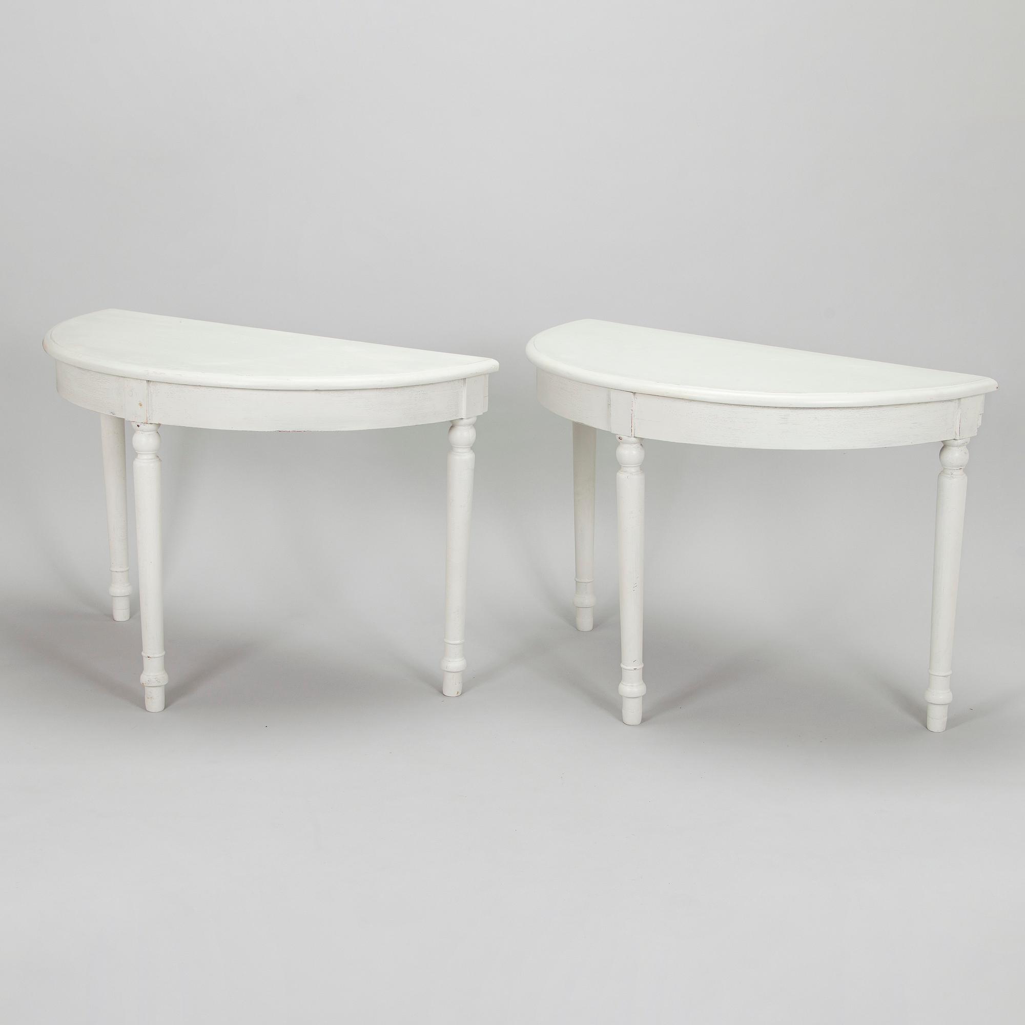 Matbord, sk. månbord, 1800-tal.