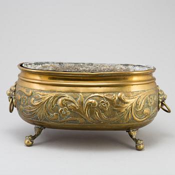 AN EARLY 19TH CENTURY BRASS JARDINIERE.