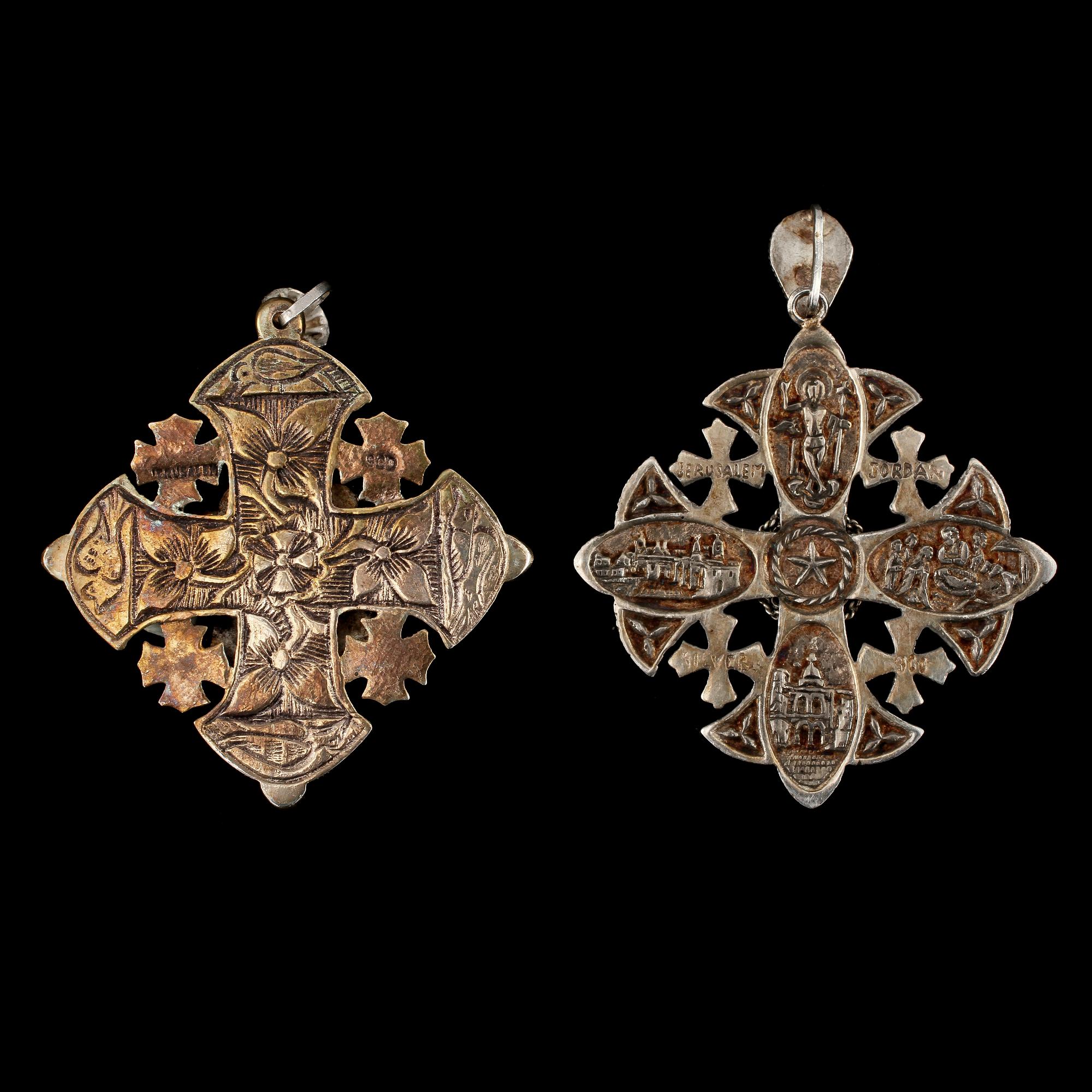 HÄNGEN, 2 st, silver med cabochonslipade stenar, Israel, 1900-talets andra hälft. Vikt 58 g.