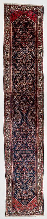 A Hamadan runner carpet, c. 537 x 98 cm.