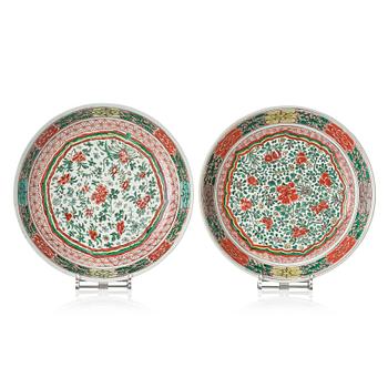 A matched pair of large famille verte chargers, Transition/ early Kangxi, 17th Century.