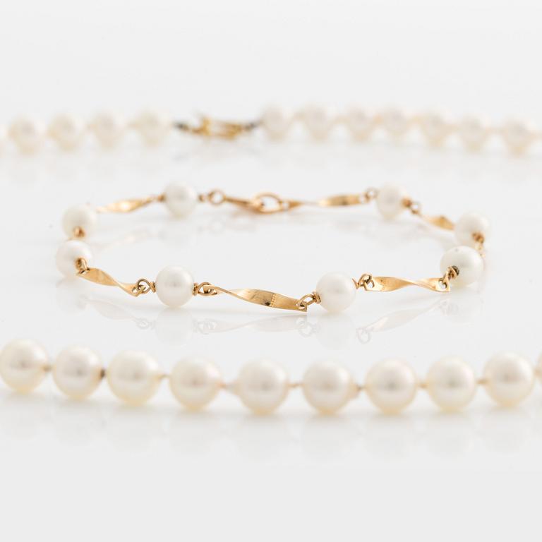 Necklace and bracelet with cultured pearls.