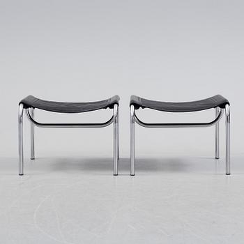 HANS EICHENBERGER, fåtöljer med fotpallar ett par, Strässle, Schweiz, sent 1900-tal.