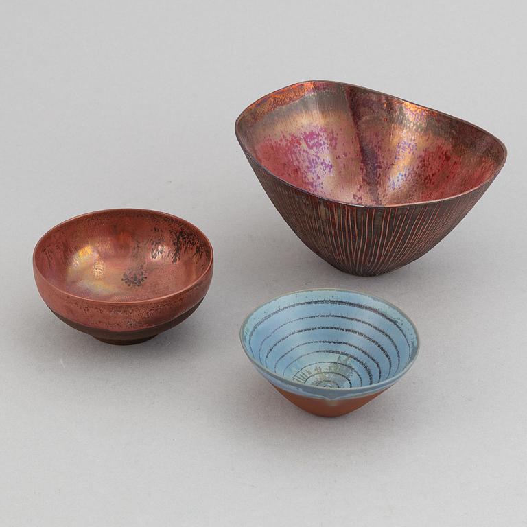 Sven Hofverberg, a set of three stoneware bowls and a vase, mid 20th Century.