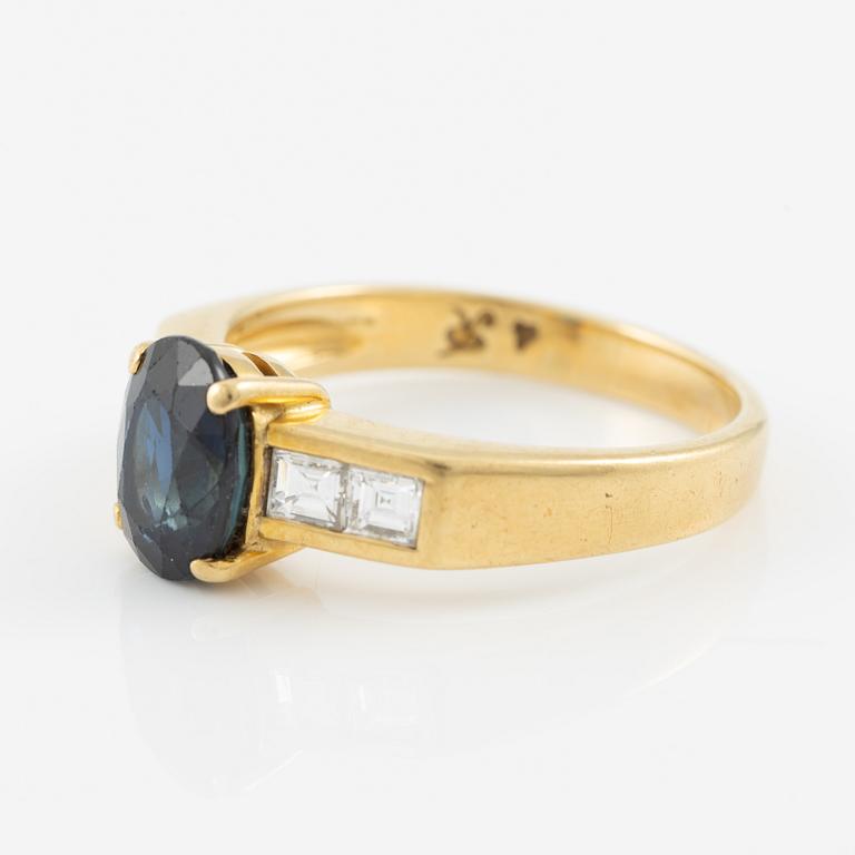 Ring, 18K gold with blue sapphire and carré-cut diamonds.