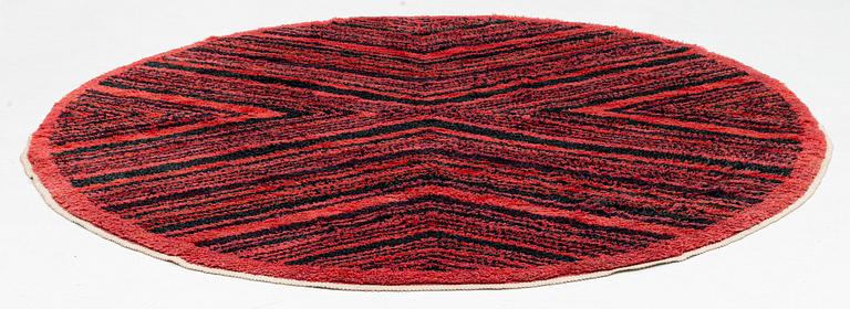 Barbro Nilsson, A carpet, 'Tigerfällen röd', rya, diameter 257 cm, unsigned.