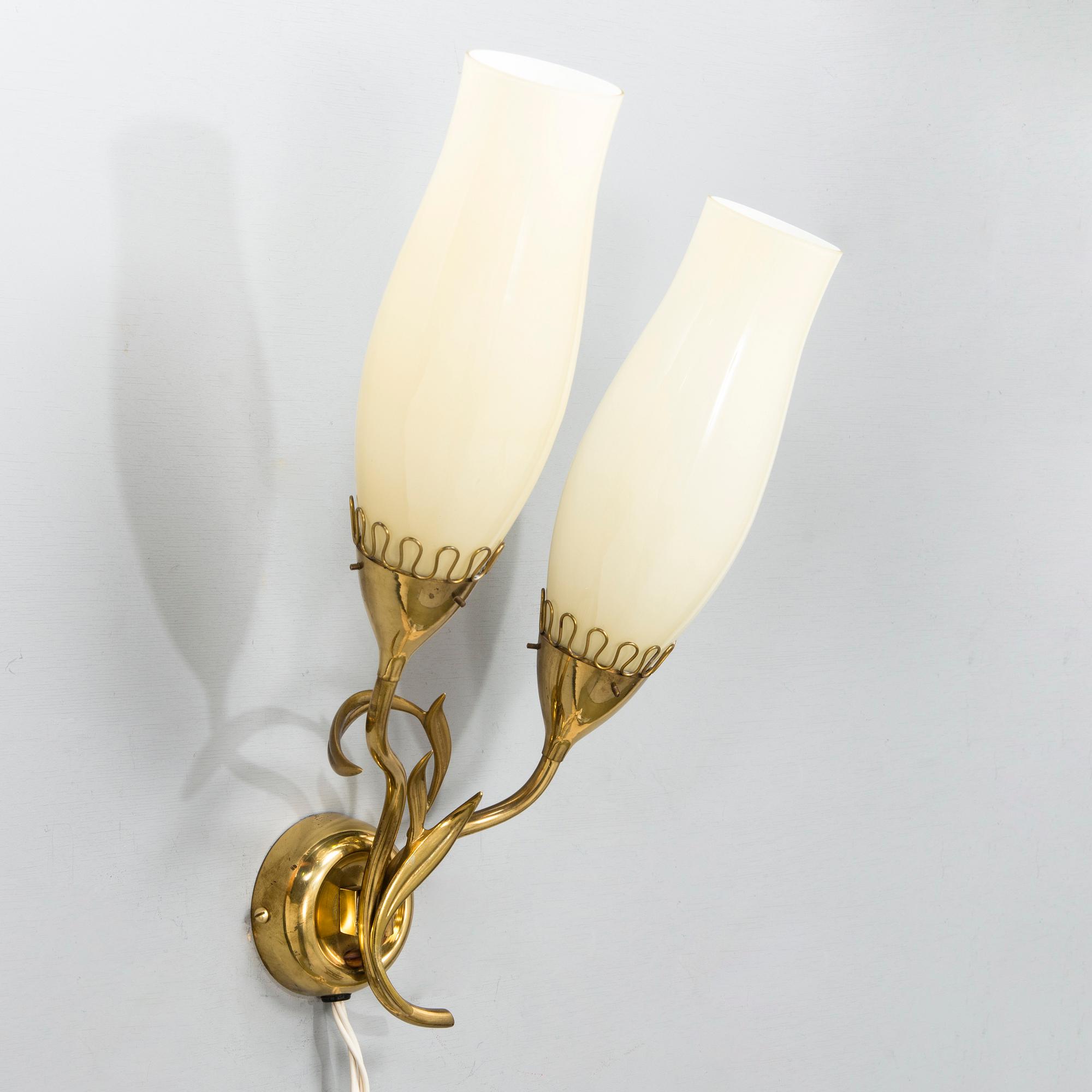 MAURI ALMARI, a mid-20th century '71020' wall light for Idman.