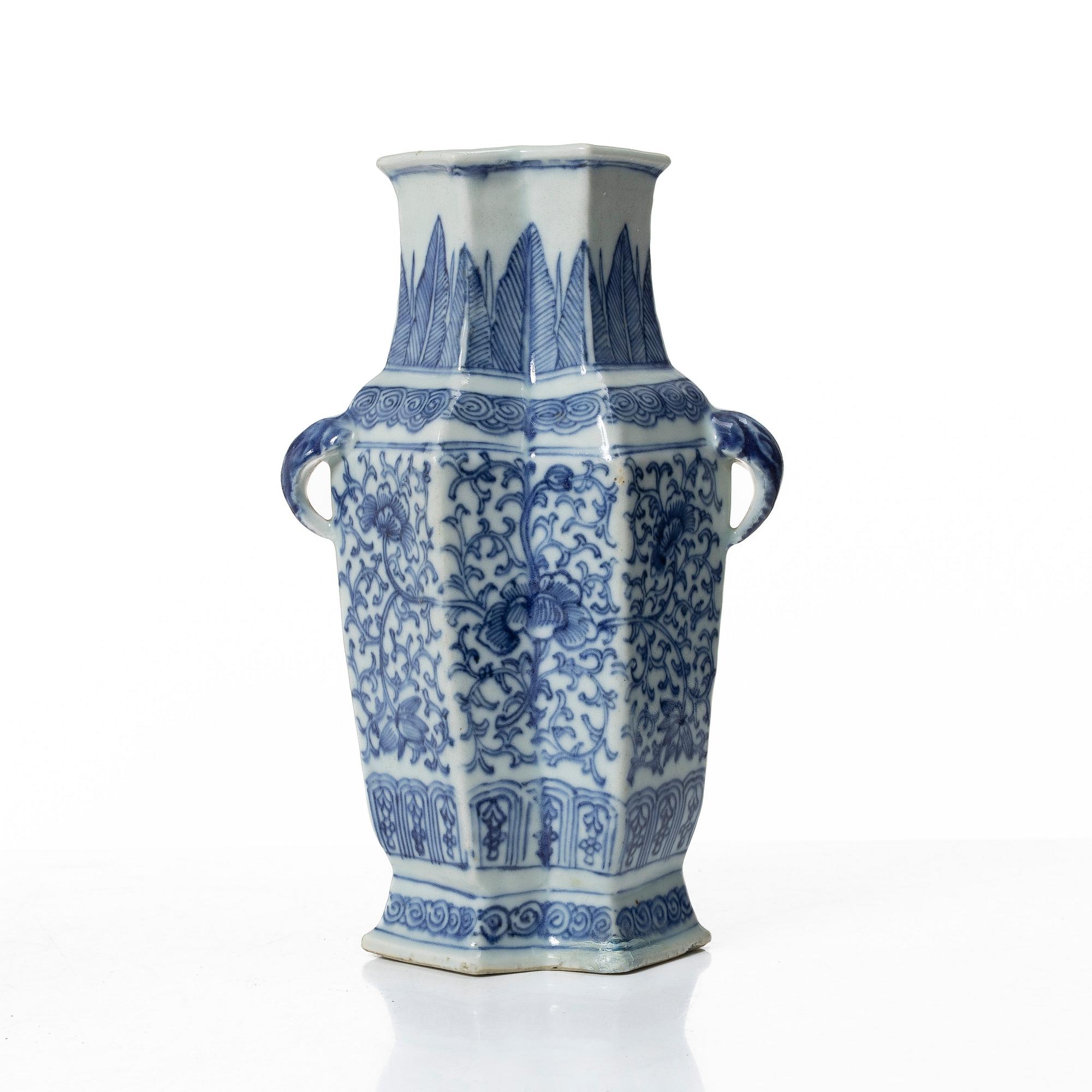 Karott med lock samt vas, porslin. Qingdynastin, 1800-tal.