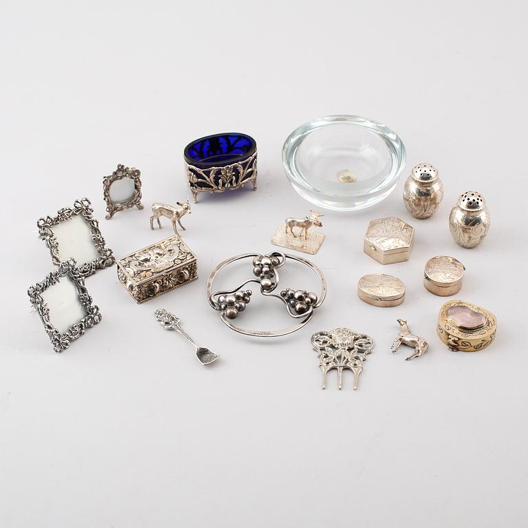 SAMLING FÖREMÅL, 16 delar, silver, 1900-talets andra hälft. Total vikt utan glasskålar ca 245 g.