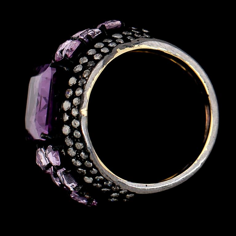 RING, guld/rhodinerat/svärtat silver, ametist ca 8.00 ct, rosa safirer tot ca 5.50 ct. diamanter tot ca 1.10 ct.