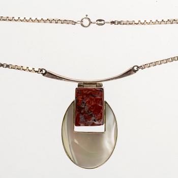 3 silvercollier, malakitkulor, pärlemor och rött stenämne, virad halsring Georg Jensen.